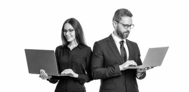 Beyaz arka planda izole edilmiş pozitif iş serbest çalışanı. Stüdyoda serbest çalışan bir iş adamı. Dizüstü bilgisayarı olan serbest çalışan bir iş adamı. iş dünyasından serbest çalışan bilgisayarın fotoğrafı.