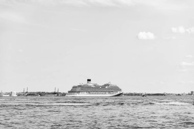 Şatafatlı yolcu gemisi gün doğumunda limana doğru yola çıkıyor. New York yakınlarındaki bir yolcu gemisinde. New York 'ta yüzen gemi. Manhattan 'da bir yolcu gemisinde tatil..