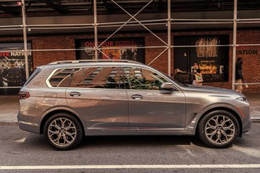 New York, ABD - 05 Ağustos 2023 BMW X7 xDrive40i SUV gri araç yan görüntüsü, iskelelerin yanına park edilmiş.