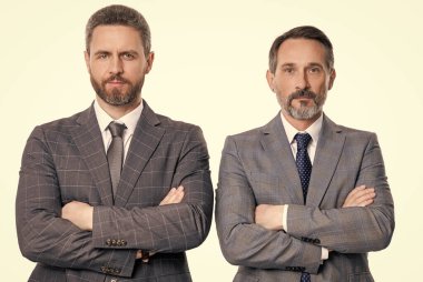 Resmi takım elbiseli iki iş adamı. Hırslı iş adamı desteği. Profesyonel iş lideri ve menajeri. Liderlik etkisi. Başarılı iş adamı. iş arkadaşları beyazlar üzerinde izole.