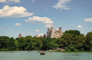 New York, ABD - 22 Temmuz 2023: Manhattan 'ın göl ve bina manzaralı Central Park.