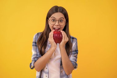 Isıran elma konsepti. Sağlıklı elma meyvesi. Genç kızlar için doğal vitamin. Elmalı ergen çocuk. Sağlıklı yemek. Elma yiyen genç kız. Kız vitaminle kahvaltı yapıyor. Diyet ve vejetaryen. Taze meyve..