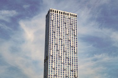 Metropolis City 'deki modern bina. Metropolis City 'de bir gökdelen. Şehir merkezinde gökdelenli bir şehir. Metropolis mimarisi. Gökdelen mimarisi. Camsı yüzlü bir gökdelen. yüksek katlı.