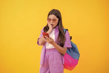 İnternet üzerinden okul eğitimi. Şok olmuş liseli kızın telefon konuşması. Sohbet ve mesajlaşma. Okul sohbeti. Genç kız sohbeti. Genç kız telefonda konuşuyor..