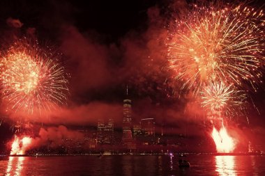 New York Manhattan havai fişekleri arifesinde. Manhattan 'da havai fişekler. New York 4 Temmuz Havai fişekleri. Flashing Fireworks ile New York City Skyline Manhattan. Bağımsızlık Günü