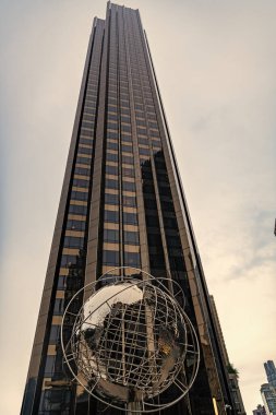 New York City, ABD - 4 Ağustos 2023: Trump International Hotel ve Tower dışındaki Columbus Circle 'da Globe Heykel Mimarisi.