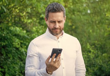 İnternette çalışan mutlu iş analisti. İnternette çalışan iş analistinin fotoğrafı. İş analisti internette çalışıyor. İş analisti açık havada telefonla çalışıyor..