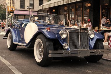 New York City, ABD - 30 Haziran 2023: Excalibur Serisi III phaeton araba ön tarafı görünümü.