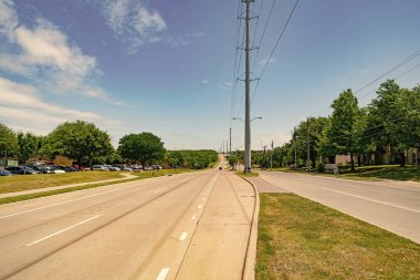 Ufukta hedefli boş yol. Elektrik hatları olan bir yol. Karayoluyla seyahat etmek. Arabasız yol..