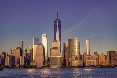 Günbatımında şehir mimarisi. Hudson 'da Manhattan şehir merkezinde. Metropolitan şehir manzarası. New York şehir merkezi. Manhattan gökdeleni, Skyline 'da. New York şehri. New York gökdelen binası.