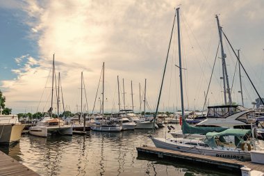 Jersey City, ABD - 28 Haziran 2023 Yat ve yelkenli Hudson Nehri üzerindeki Liberty Landing Marina 'ya yanaştı.
