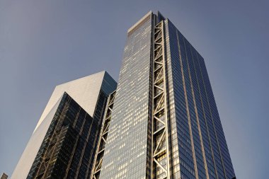 Gökdelen mimarisi. Camsı yüzlü bir gökdelen. Modern şehir binası. Metropolis City 'de bir gökdelen. Şehir merkezinde gökdelenli bir şehir. Dışarıdaki ofis binası. modern şehir.