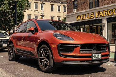 New York City, ABD - 05 Ağustos 2023 Porsche Macan T SUV Önde ve yan manzaralı, yolun soluna park etmiş.