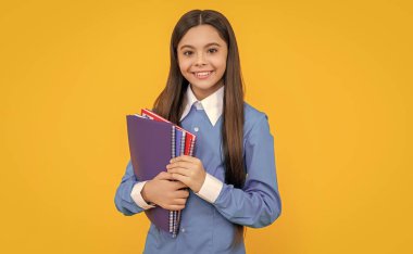 Ergen kız çalışma kitabını tutuyor. Okulda ders çalış. Okula dönüyorum. Bilgi ve eğitim. Üniversiteli kız. Genç kız yüksek eğitim alıyor. Okulda eğitim. Çalışma kitabını sıkıca tutuyor..