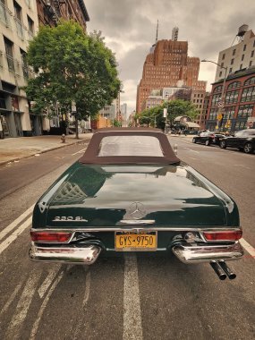 New York City, ABD - 3 Haziran 2023: Mercedes-Benz W113 iki kapılı yeşil metal arka manzara.