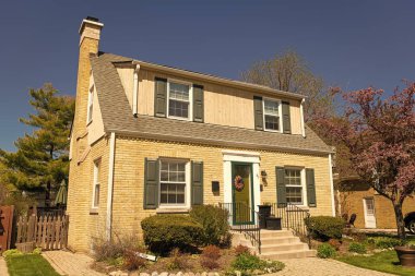 Banliyö kır evi mimarisi. Modern banliyö evi. Açık alanda bir apartman. Mahalledeki banliyö yazlık evi. Banliyö yazlık evi. kira konutu.