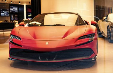 New York City, ABD - 09 Ağustos 2023: Ferrari SF90 Stradale Supercar spor arabası sergi salonunda, alçak görüş.