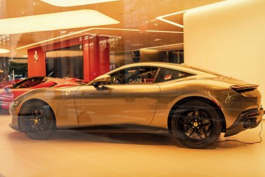 New York, ABD - 09 Ağustos 2023: Ferrari Roma 2021 supercar spor araba galerisi, yan manzara.