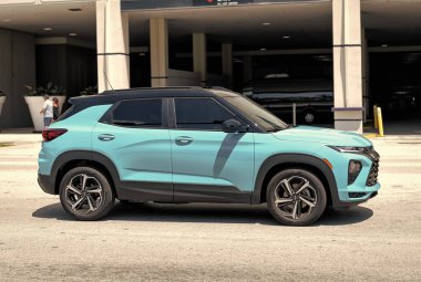 Miami Beach, Florida ABD - 15 Nisan 2021: Blue Chevrolet Trailblazer RS SUV, yan görüş.