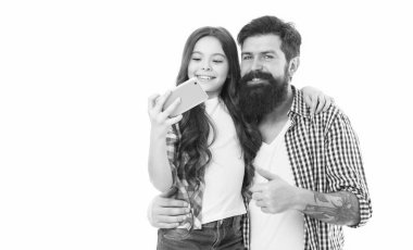 Blogcu çocuk. Blogger konsepti. İnternette hayat. Blogger yaşam tarzı. Birlikte mutlu anları yakalayın. Babası olan küçük bir kız. Küçük neşeli çocuk baba. Baba ve kızı selfie çekiyor. 4G teknolojisi.