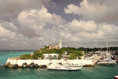 Cozumel, Meksika - 24 Aralık 2015: Yazın limandaki yat teknesi.