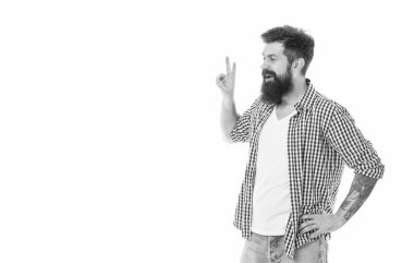 Mutlu, gülümseyen sakallı adam zafer işareti gösteriyor. Beyaz stüdyo, kopyalama alanına izole edilmiş..