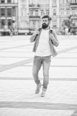 Dışarıda yürüyen sakallı bir turist. Uzun boylu sakallı bir turist. Sıradan bir turist..