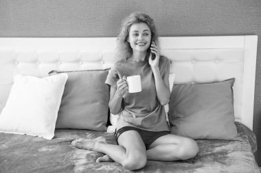 Kahveli mutlu kız telefonda konuşuyor. Telefonla konuşan bir kız. Kızın evinde telefon görüşmesi..