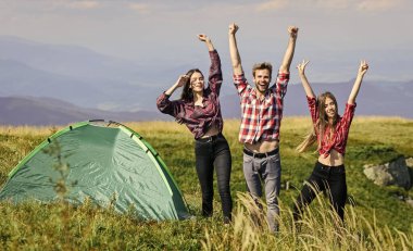 Mutluluk anları. Adam ve iki kız çadır kuruyor. Seyahat tutkusu keşfi. Bir grup insan birlikte boş zaman geçirir. Arkadaşlar kamp yapıyor. Hedefe ulaş. Yürüyüş macerası.