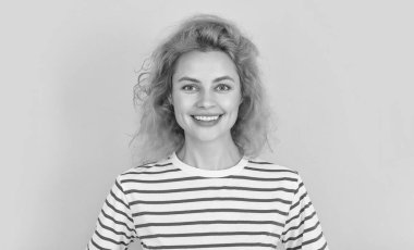 Sarı arka planda izole edilmiş kızıl saçlı kadın portresi. Stüdyodaki genç kızıl saçlı kadının portresi. Yetişkin kızıl kadın portresi.