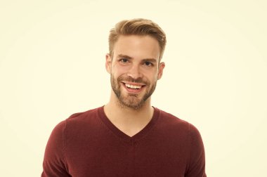 Kirli sakallı mutlu adam beyaza yapışmış. Stüdyoda sakallı bir adam. Arka planda sakalı olan adam. Sakallı saçlı bir adamın fotoğrafı..