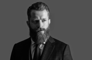 Girişimci suratının stüdyo çekimi. Takım elbiseli ve kravatlı bir girişimci. Takım elbiseli girişimci, gri arkaplanda fotokopi alanı ile izole edildi. Girişimci resmi kıyafet giyer..