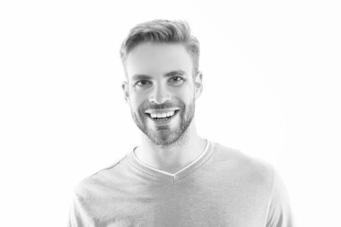 Beyaz arka planda izole edilmiş mutlu, traşsız genç bir adam yüzü. Tişörtlü traşsız bir adamın yüzü. Tıraşsız erkek derisinin portresi. Traşsız bir adamın stüdyo fotoğrafı..