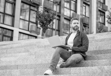 Serbest çalışan adam dışarıda dizüstü bilgisayarda çalışıyor, kopyalama alanı. Bilgisayarlı serbest çalışan bir adam. Bilgisayarlı serbest insan iletişimi. Bağımsızlık kavramı.