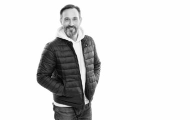 Beyaz arka planda izole edilmiş ceketli mutlu olgun bir adam, kopyalama alanı. Adam stüdyoda kalın bir ceket giyiyor. Olgun bir adam için sonbahar ceketi. Olgun erkeğin kalın ceketi..