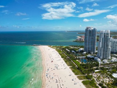 Miami güney sahili hava manzaralı. Hükümet Kesimi ve South Pointe Park 'ın havadan görünüşü Miami Beach, Florida, ABD. Şehrin gökdelen mimarisi ve marinası. Miami, Florida 'nın Ufuk Çizgisi