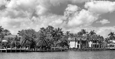 Güneşli bir yaz gününde palmiye ağaçları olan güzel bir panoramik villa. Deniz manzaralı ve özel rıhtımı olan lüks bir yazlık villa. Modern villa yaz tatili için ideal. Akdeniz 'deki muhteşem villa.
