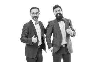 Erkekler sakallı resmi takım elbiseler. Başarılı bir ortaklık. Başarıya ulaş. Meslektaşımla gurur duyuyorum. Sizi iş ortağıyla tanıştırayım. Erkek girişimciler beyaz arka plan. İş ekibi. İş adamları konsepti.