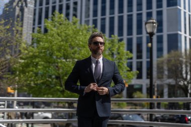 Zengin adam kostümü ofise yürür. Üst düzey yönetici. Kendine güvenen patron şehri. Finansal başarı. İş adamı dışarı çıktı. Şehir sokaklarında çalışan bir iş adamı. Profesyonel CEO. Takım elbiseli bir iş adamı. Marka öz sermaye.