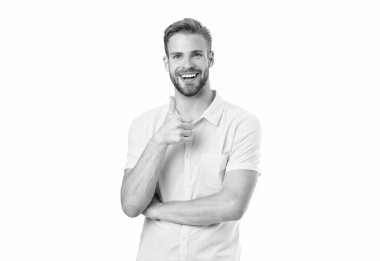 Arka planda baş parmağı olan bir adam. Stüdyoda parmağı havada bir adam. Baş parmağı havada bir adamın fotoğrafı. Başparmağı havada beyaz bir adam..