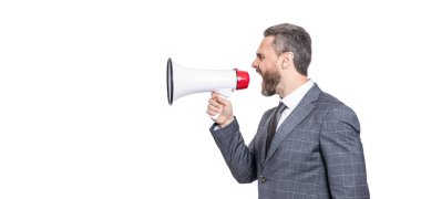 Hoparlördeki çalışana bağıran bir işadamı beyaz ışıkta izole edilmiş. İş adamının terfi konusunda ortağıyla anlaşmazlığı var. İş adamı rekabeti duyurdu. İş çatışması. İletişim arızası.