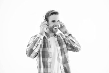 Bin yıllık adam arka planda müzik gülüşü dinliyor. Bin yıllık müzik aşığının fotoğrafı. Milenyum adamı beyazın izole edilmiş müziğini dinle. Milenyum adamı stüdyoda müzik kulaklığı takıyor..