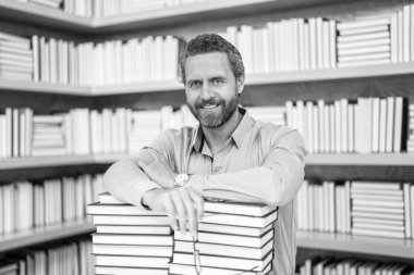 Kitaptan bilgi al. Adam üniversite eğitimi alıyor. Erkek öğretmenle okul eğitimi. Eğitim ve bilgi. Okula dönüyorum. Öğretmenler günü. Edebi kaçış. Okulda eğitim. bilgi günü.