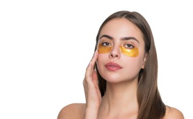 Yüz bakımı. Göz bandı takan bir kadın. Spa bakımı. Göz bandı. Göz altlarında kolajen pedleri olan güzel kadın yüzü. Kadının gözlerinin altında kolajen bantları olan taze ve sağlıklı bir cildi var. Reklam..