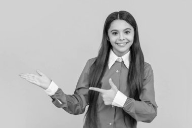 Mutlu kız fotokopi alanı teklifini işaret ediyor ve reklam yapan ürünleri sunuyor..