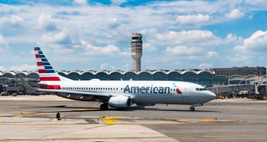 Washington DC, ABD - Haziran 04, 2024: Havacılık. Amerikan Havayolları 'nın uçağı geldi. Kalkış ve havaalanına varış. Amerikan havacılığı. Amerikan Havayolları uçağı havaalanından kalkıyor. Hava trafik kontrolü.
