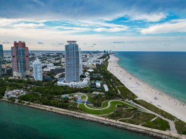 Miami Plajı 'nda modern gökdelenleri olan Florida. Havacılık şehri mimarisi. Miami Plajı 'ndaki gökdelenli şehir manzarası. Skyline marina havacılık şehri manzarası. Miami 'nin güney şehri.