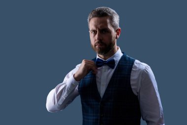 Garson. Smokinli erkek giysili adam Griler 'de izole edilmiş. Resmi erkek giyim sektöründe karizmatik bir adam. Yakışıklı garson adam smokin giyer. Şık smokin papyonu. Papyonlu garson servis yapmaya hazır. Reklam..