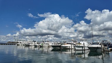 Deniz marinasında lüks bir yat panoraması. Navigasyon yatı. Miami sahiline demir atmış özel lüks bir tekne. Yaz tekne tatili. Miami yat turu. Yazın yat tatili. Marina Körfezi.
