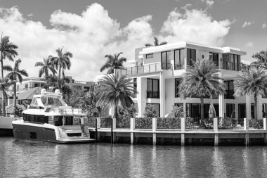 Yaz tatili için güzel bir villa. Yaz tatilinde özel yatı olan modern bir villa. Villada yaz tatili için rüya gibi bir yer. Yaz tatili için yatı olan lüks bir villa..